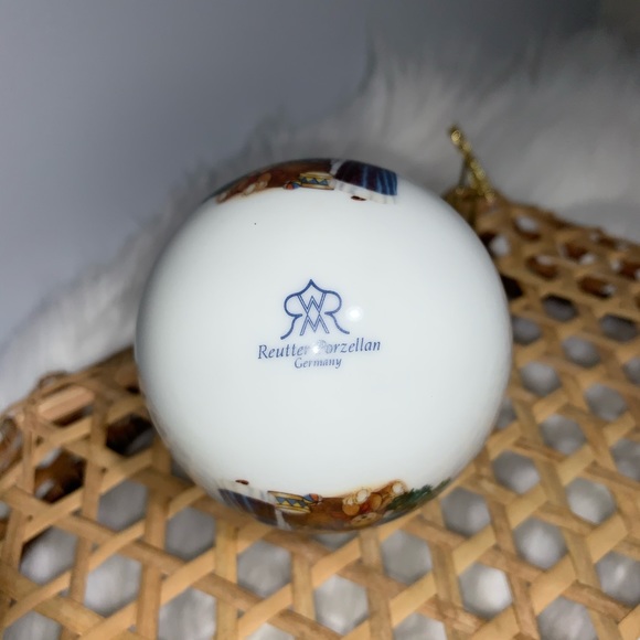 Reutter Porcelain Father Christmas Ornament - Picture 4 of 7